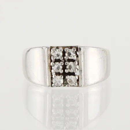 Ring med stenar, storlek 16 ½ mm, bredd 2.6-8.7 mm, silver. Vikt: 3,7 g