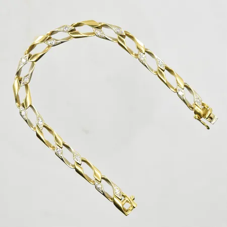 Armband med vita stenar, längd 19½ cm, bredd 8 mm, gulguld/vitguld, 18K. Vikt: 27,8 g