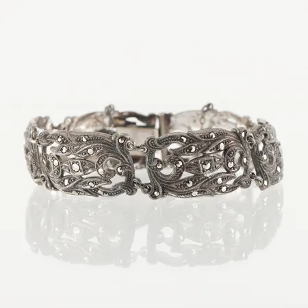 Armband med markasiter, längd ca 18.5 cm, bredd 16.6 mm, silver. Vikt: 28,4 g