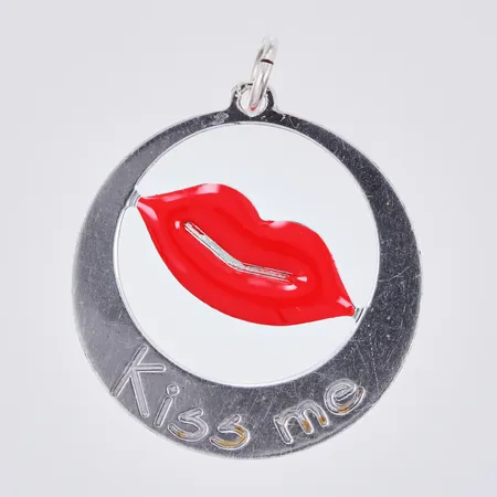 Hänge med emalj, Kiss me, Ø 25mm, 925/1000 silver Vikt: 3,4 g