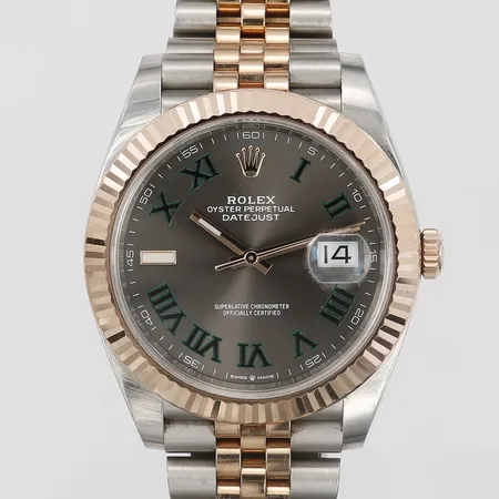Herrur Rolex Datejust Wimbledon, stål/roséguld, automat, ref-nr: 126331, serie-nr: 81X14136, boett-nr: 2480, kaliber 3235, verk-nr: 450K31H5, Ø41mm, safirglas, datum, jubiléelänk i stål/roséguld, länk samt boett med mindre repor, skadad ytterkartong, certifikat från 2020, tags, extra länkbitar, box Vikt: 0 g