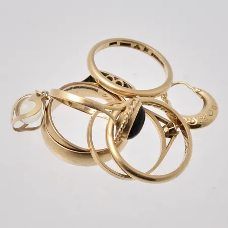 Diverse defekt guld, 18K, bruttovikt 22,58g, ca netto vikt 22g.
