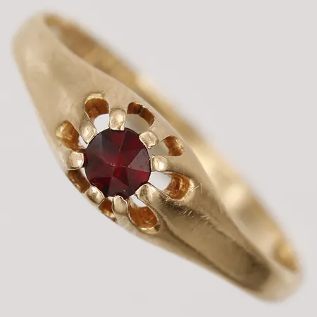 Ring med röd sten, stl: 17½, bredd: 5mm, Bengt Hallberg Guldvarufirma, Köping 1962, 18K guld Vikt: 1,7 g