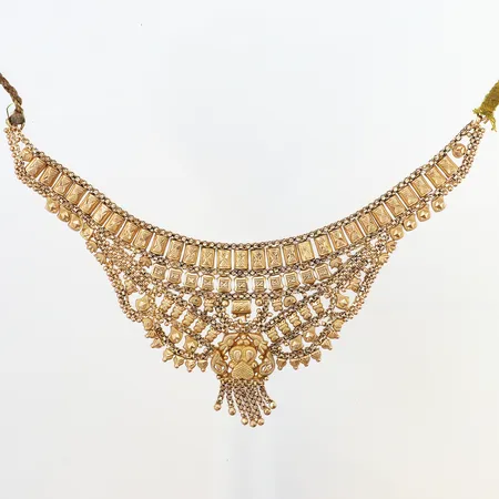 Collier med snöre, innermått: ca 56cm, bredd: 2-60mm, defekter, 14/21K, bruttovikt: 22,7 gram Vikt: 0 g