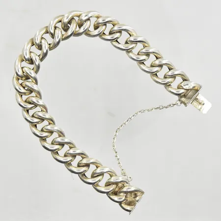 Armband Pansar, längd 20½ cm, bredd 13 mm, säkerhetskedja, något glappt lås, silver. Vikt: 30,5 g