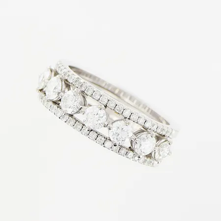 Ring, diamanter 7 x ca 0,20ct, 42x ca 0,01ct, stl 19½, bredd 7mm, PCHFB Production AB, Bergkvara, vitguld, 18K.  Vikt: 12,5 g