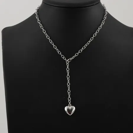 Halssmycke med hänge hjärta i änden, längd ca 45cm, silver Vikt: 9,8 g