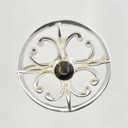 Brosch med sten, Ø42 mm, Ola Gorie, silver. Vikt: 13,3 g