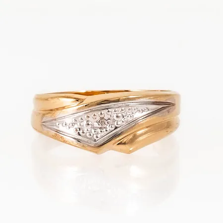 Ring i 18K guld med 1 x ca 0,005ct 8/8 slipad diamant. Den är i storlek 16, är 3 - 7,4 mm bred och väger 2,0g. Stenstorlek 0,005ct ingraverad. Stämplad GFAB, 750. 