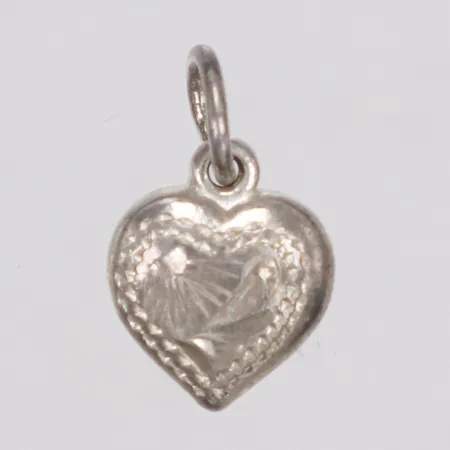 Hänge, hjärta, dekor, längd 13mm inkl ögla, bredd 8,2mm, 925/1000 silver Vikt: 1,3 g