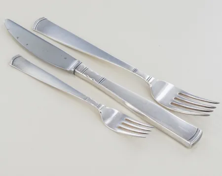 Bestickset Rosenholm, 12 bordsgafflar 17,6cm, 12 bordsknivar 20cm, stål i blad, 3 dessergafflar 13,7cm,bruttovikt 1266,1 g, använt bruksskick, GAB, silver 830/1000. Skickas med postpaket.