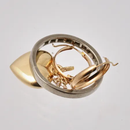 Diverse defekt guld, 18K, bruttovikt 4,91g, ca nettovikt 4,5g.