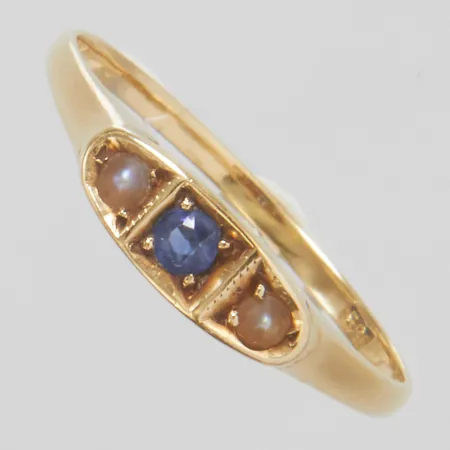Ring med en syntetisk safir samt halvpärlor, skadade, Ø16½, bredd: 1,2-3,8mm, 14K Vikt: 1,3 g