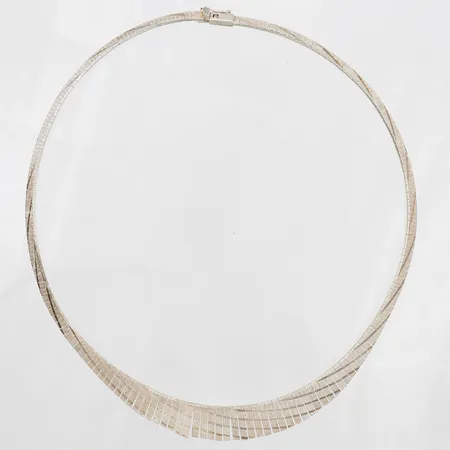 Collier, längd: 41,5cm, bredd: 3 - 15 mm, smärre ojämnheter, 925/1000 silver. Vikt: 21,8 g