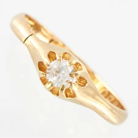 Ring med vit sten, 19¾, bredd: 2,5-6mm, avklippt skena, 18K,  Vikt: 2,8 g