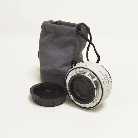 Canon Extender EF 1,4X III, snr: 0737000136, skyddslock, tygfodral.   Skickas med postpaket.