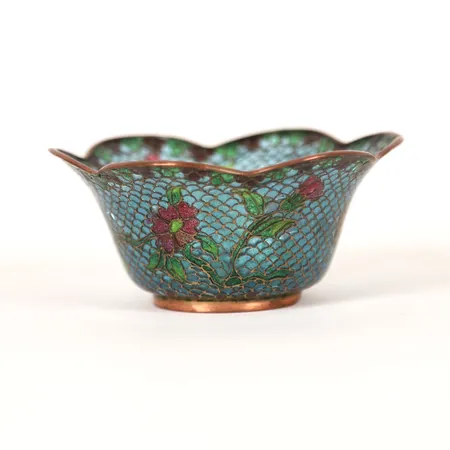 Skål, glas och mässingstråd, polykrom blomsterdekor, tidigt 1900-tal, Ø ca 10 cm, höjd: 4,5 cm, åldersbetingat slitage, smärre defekter.  Vikt: 0 g