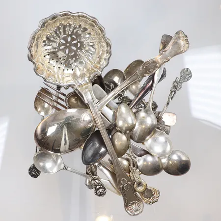 Diverse silverbestick, med defekter och gravyr, silver 830/1000 Vikt: 380,7 g Skickas med postpaket.