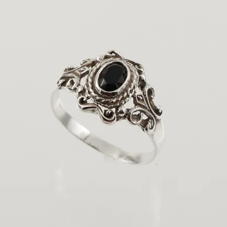Ring med svart sten, stl 18mm, bredd 2-12mm, silver  Vikt: 1,9 g
