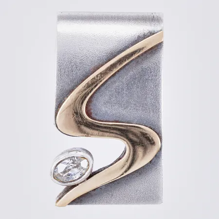Hänge med vit sten, Alton Pernilla Wiberg, längd ca 25mm, bredd ca 12mm, 18K samt silver Vikt: 5,4 g