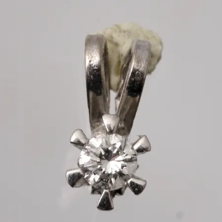 Hänge i 18K vitguld, mått 4,4x10mm, 1st diamant, mått Ø3,1mm, vikt 0,59g.