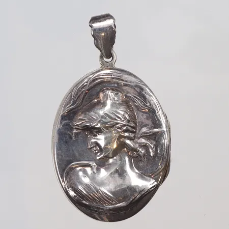 Medaljong mönstrad med kvinnoporträtt 26x46mm, silver 925/1000 Vikt: 9,1 g
