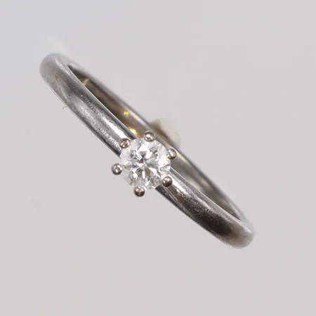 Ring med diamant, ca 0,16ct,  stl 16, bredd 1-3mm, vitguld, 18K Vikt: 2,2 g