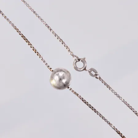 Collier längd ca 38,5cm, bredd ca 1-10mm, 835/1000 silver Vikt: 3,8 g