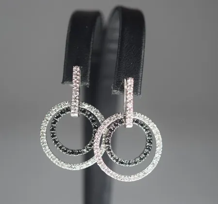 Ett par örhängen med vita och svarta stenar, längd 3 cm bredd 2 cm.vitguld 18k Vikt: 8,6 g