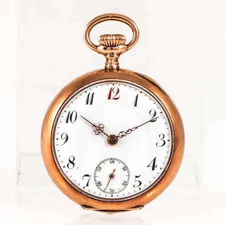 Mormorsur Omega, Grand Prix Paris 1900, 14K, Ø 33,5 mm, manuell uppdragning, boettnr. 4440861. Röd tolva. Innerlock i metall. Bruttovikt: 28,5g. Originalask och doublékedja medföljer. Bucklor.