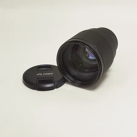 Objektiv Viltrox, 85mm, f1:1,8, snr: 6007606371, slitage, Fuji X fattning, damm på lins, skyddslock, inga övriga tillbehör.  Skickas med postpaket.