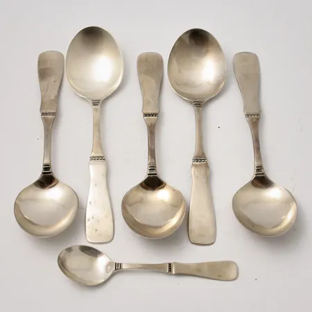 6st skedar i silver, 5st 15,5cm, 1st 11cm, modell Uppsala, 830/1000, vikt 175,69g.