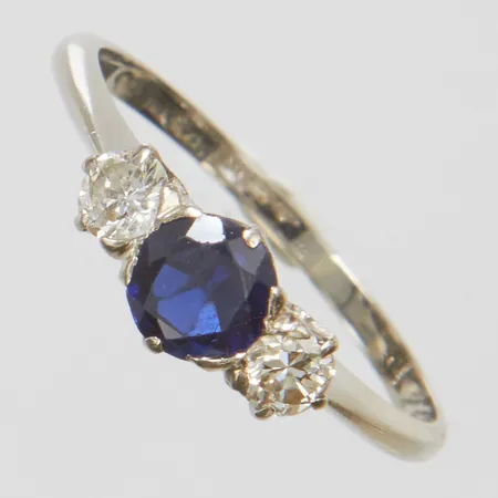 Ring, stl: 17¼, syntetisk safir, diamanter 2 x ca 0,10ct, gravyr, Svenska stämplar, 18K Vikt: 2,1 g