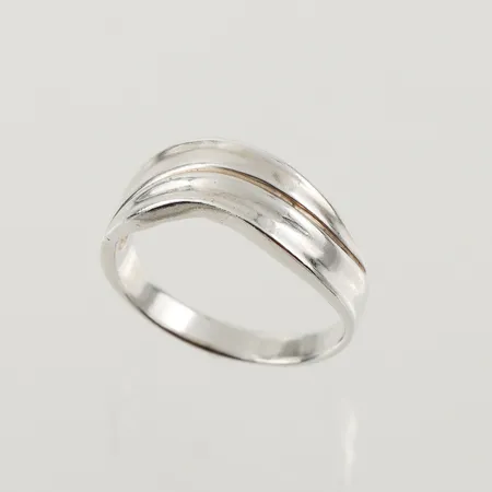 Ring mönstrad, stl 18½mm, bredd 3,2-7,2mm, silver Vikt: 2,9 g