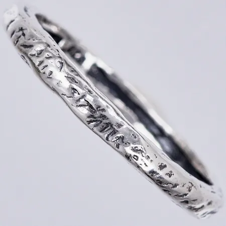Ring stl: 17¼, bredd ca 2mm, 925/1000 silver Vikt: 1,8 g