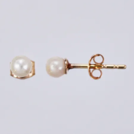 Ett par örhängen med odlade pärlor Ø ca 4mm, 18K  Vikt: 0,7 g