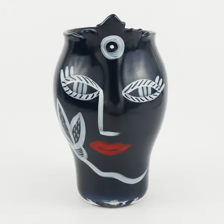 Vas Kosta Boda Ulrica Hydman-Vallien, Open Mind, signerad och numrerad  7041527, höjd ca 25 cm. Skickas inom Sverige Vikt: 0 g Skickas med postpaket.