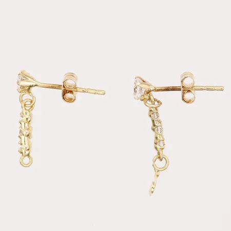 Ett par örhängen med vita stenar, höjd: 20mm, bredd: 3mm, en saknar berlock, 18K guld Vikt: 0,7 g