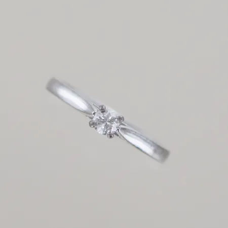 Ring med diamanter 1x 0,20ct + 2x 0,005ct, H Wesselton SI1,  Ø 17,5 mm, 18k Vikt: 3,1 g