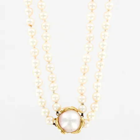 Pärlcollier, tvåradigt med odlade sötvattenspärlor Ø7mm, längd 92cm, lås med mabépärla i 18K, några pärlor med skav/skönhetsfel, bruttovikt: 109,1 gram  Vikt: 109,1 g
