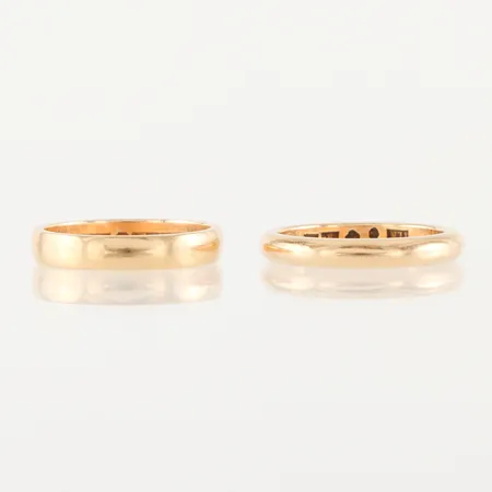 Ringar 2 st med gravyrer, storlek 18 ½ mm, 18k. Vikt: 10,5 g