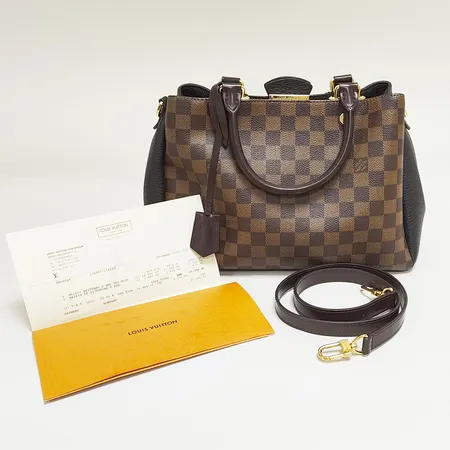 Väska Louis Vuitton Damier Ebene Brittany, Modell: N41673, datumkod: SR4136, mått 21 x 32 x 13cm, beslag i gulmetall, axelrem, utvändiga samt invändiga fläckar, Kvitto från Louis vuitton, dustbag.  