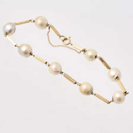 Armband med pärlor i 18K guld, 21,5cm, bredd 1,8-9,3mm, 8st odlade pärlor, mått Ø9,3mm, bruttovikt 10,82g, ca nettovikt 4,8g.