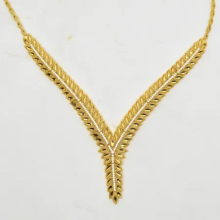 Collier med vita stenar, längd ca 48 cm, bredd 2-12 mm, 21K. Vikt: 21,7 g