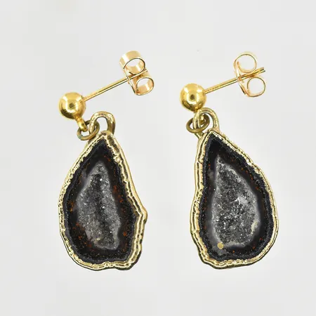 Ett par örhängen, längd 25 mm, bredd 11 mm, endast stift och stoppar 18K, hänge i metall. Bruttovikt 6,2g Vikt: 6,2 g