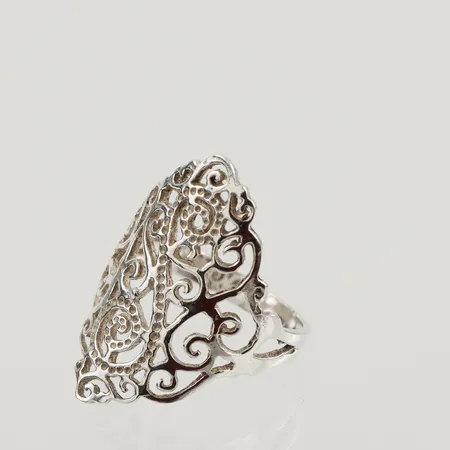 Ring genombruten dekor, stl 18mm, bredd 3-28mm, silver  Vikt: 3,8 g