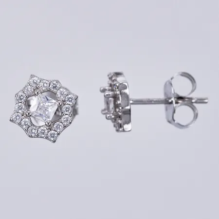 Ett par örhängen med vita stenar, Ø 7mm, 925/1000 silver Vikt: 1,4 g
