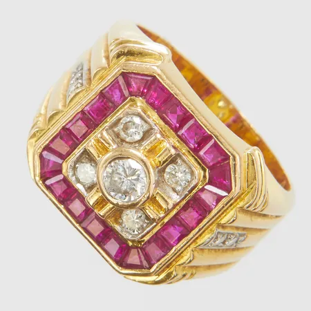 Klackring med diamanter 1 x ca.0,20ct, 4 x ca.0,04ct, 4 x ca.0,01ct samt carréslipade rubiner, Ø18½, bredd: 5,7-14,5mm, 18K Vikt: 12,9 g