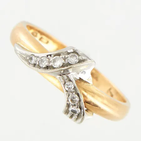 Ring med stenar, detalj i vitguld, stl 17½, bredd ca 9mm, 18K Vikt: 3 g