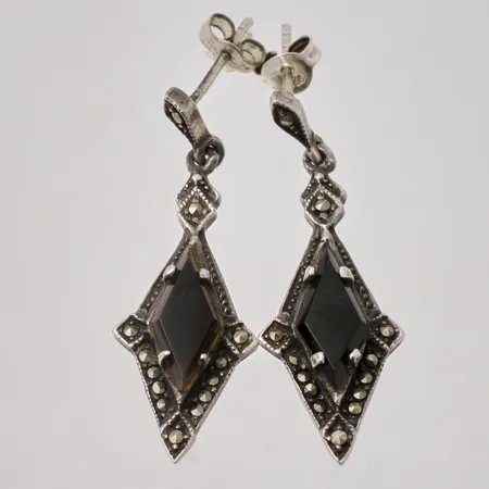 1par örhängen i silver, mått 12,5x37mm, 12st Onyx, mått 6x13,2mm, 22st Markasiter, 830/1000, vikt 2,18g.